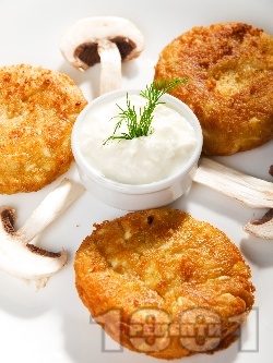 Пържени рибени кюфтета с кайма от бяла риба (пъстърва) с бял сос от кисело мляко и копър - снимка на рецептата